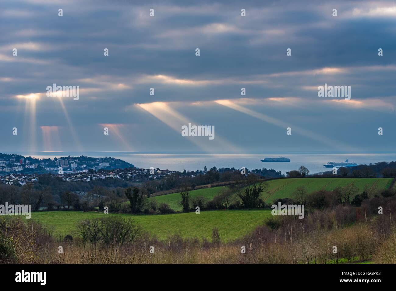 DES RAYONS DE SOLEIL DANSANTS au-dessus DE TORQUAY depuis Burial Ground Fields, Devon, Angleterre, Europe Banque D'Images