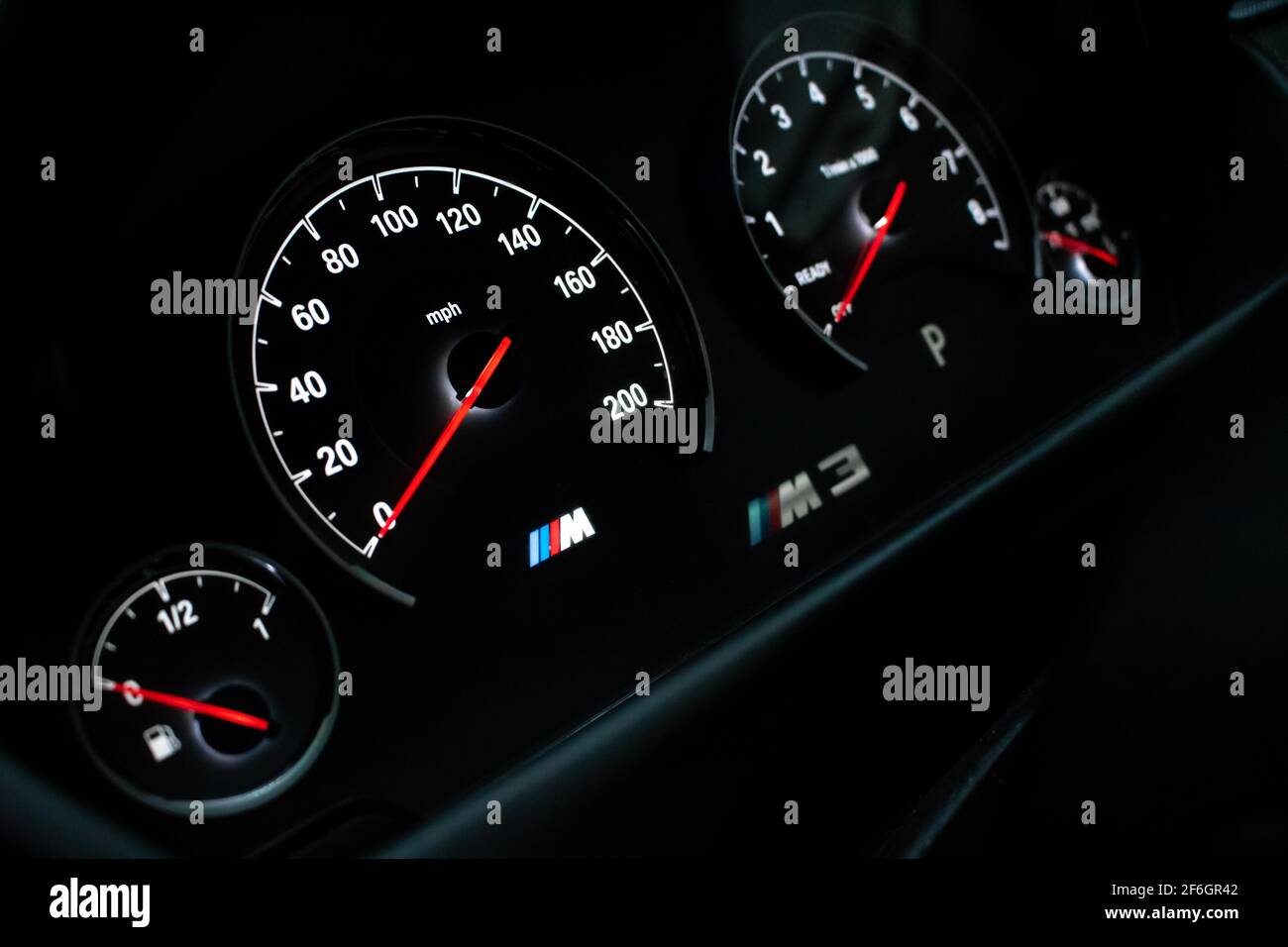 Le tableau de bord 200 mph d'UNE BMW M3 F80 2016 Pack compétition avec logo M3 Banque D'Images