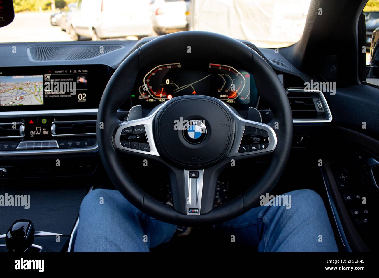 Une BMW 3 série 2019 G20 avec Black Leather Multi Fonction volant chauffant avec empiècements en aluminium Banque D'Images
