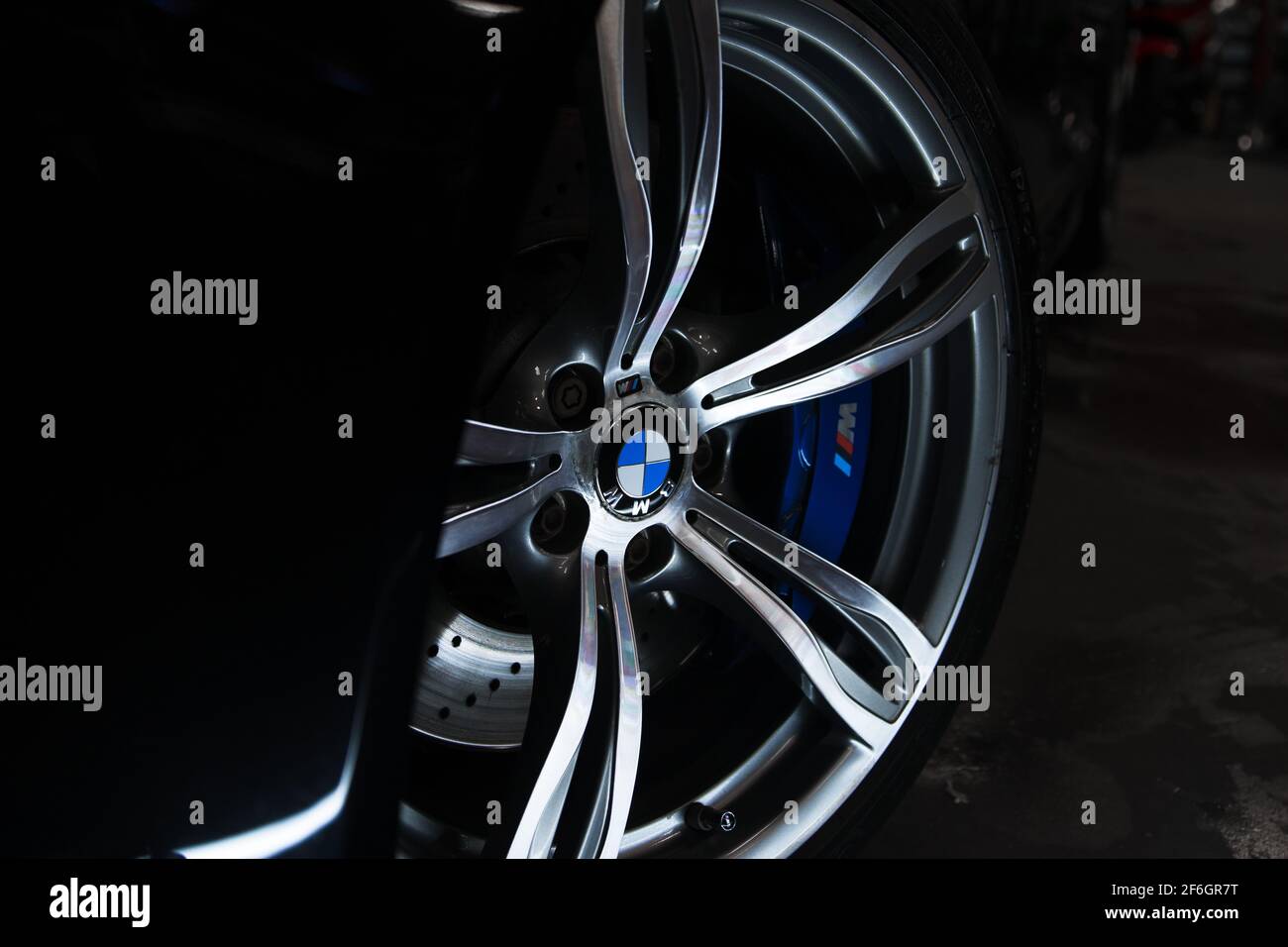 La roue avant argent avec étriers de frein bleus sur UN BMW M5 F10 2012  Photo Stock - Alamy