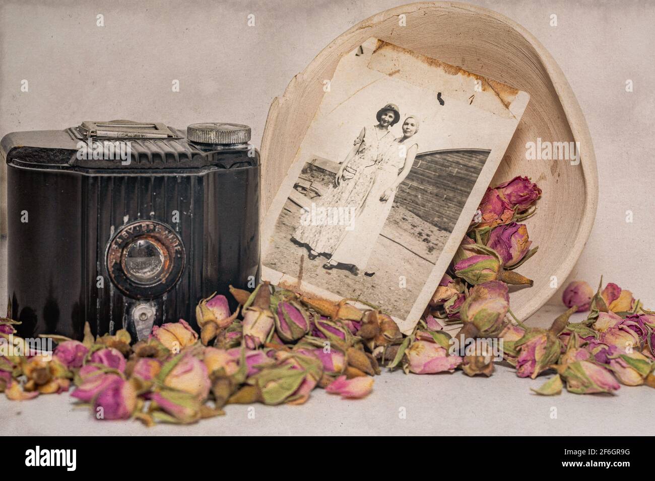 vieux souvenirs; vieux bébé de grand-mère brownie appareil photo, les photos anciennes, et les roses séchées. Banque D'Images