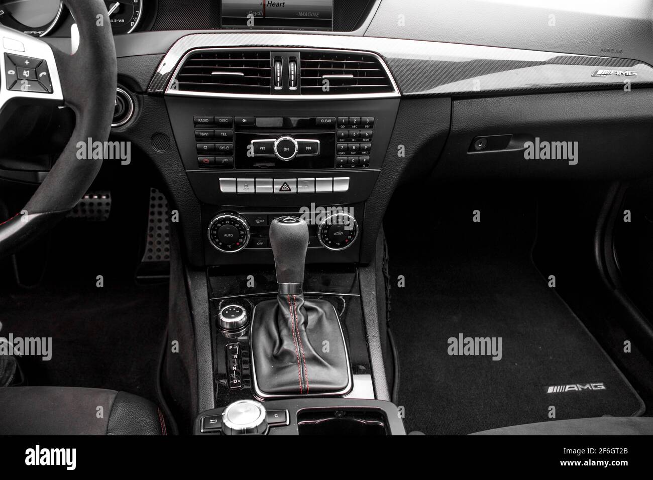 Console centrale d'UNE Mercedes Benz C63 AMG 2012 Série noire avec garniture en fibre de carbone Banque D'Images