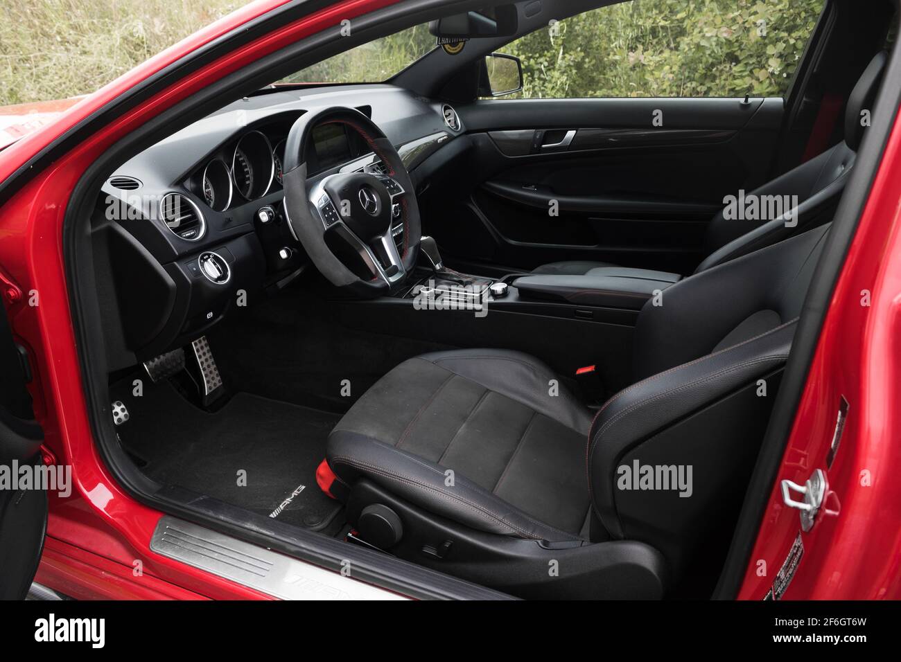 L'intérieur d'UNE Mercedes Benz C63 AMG Black 2012 Série avec garniture en fibre de carbone Banque D'Images