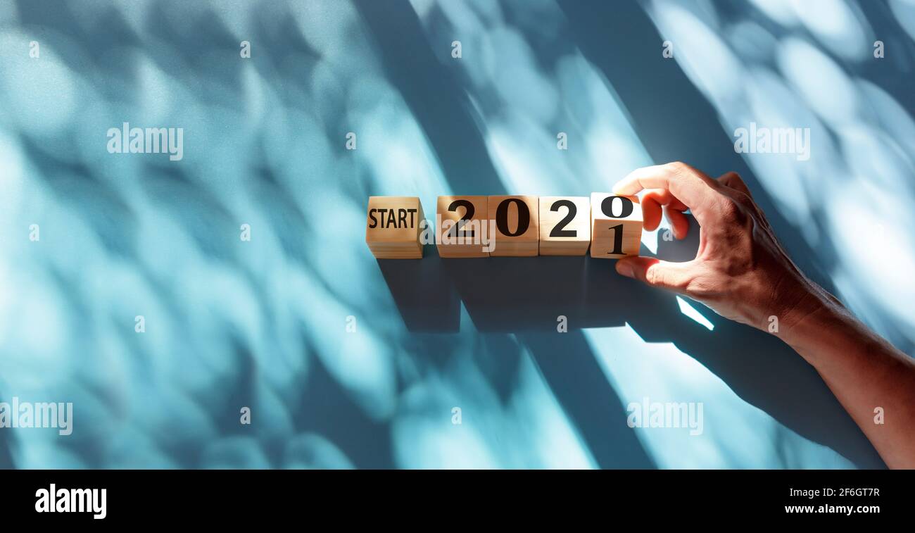 Main tenant cube en bois avec bloc de retournement début 2020 à 2021 ...