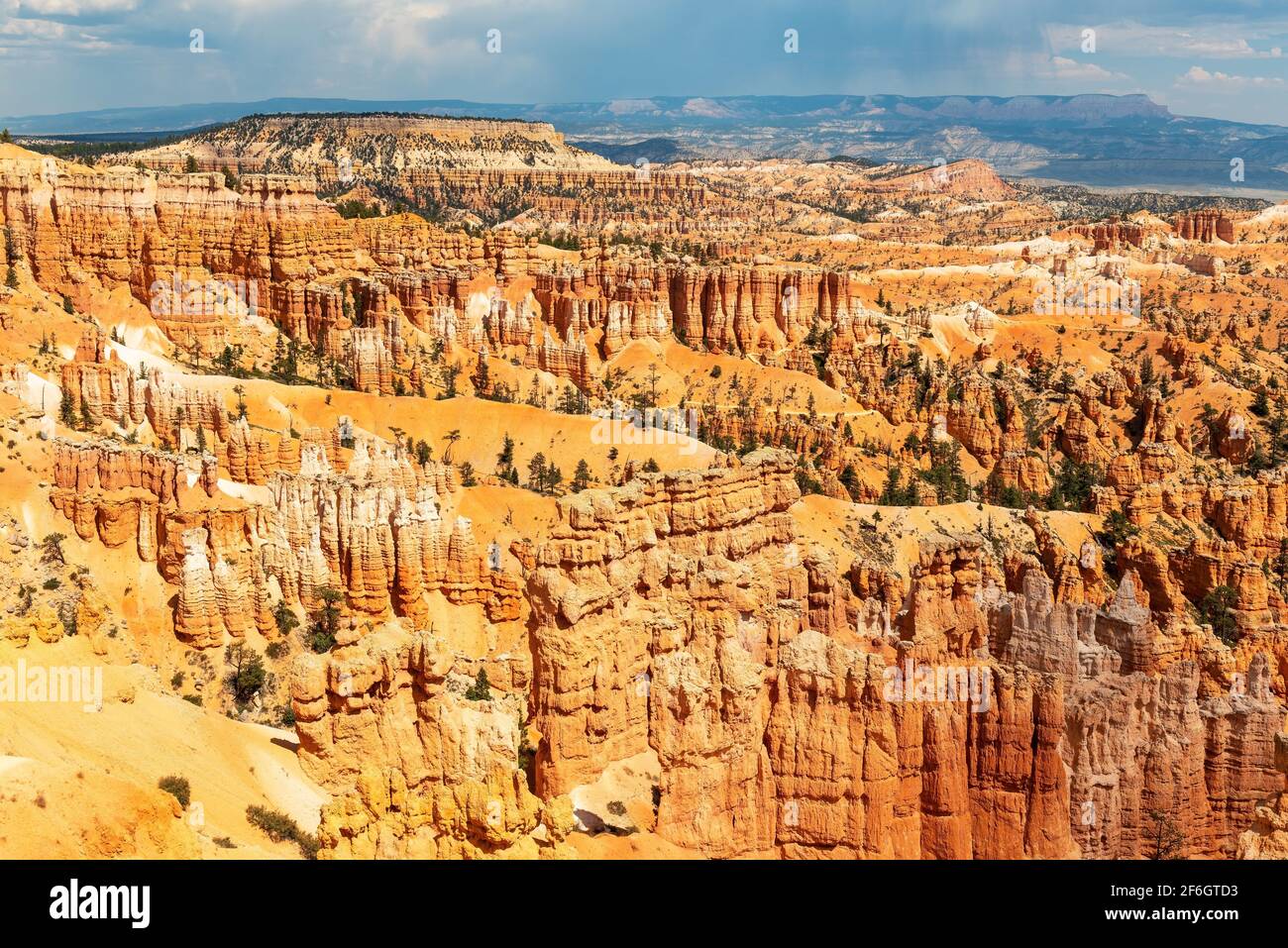 Orage et pluie à Bryce Canyon au coucher du soleil, parc national de Bryce Canyon, Utah, États-Unis d'Amérique. Banque D'Images