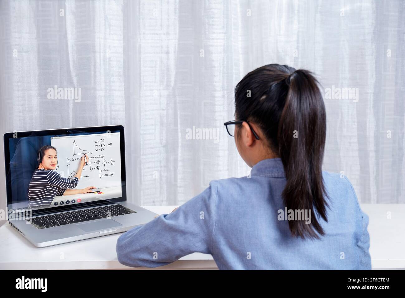 Petite fille asiatique d'apprentissage par Internet classe en ligne de l'enseignant d'école en duling épidémie de covid-19. Homme enseignant les mathématiques par tableau blanc. Homeschool Banque D'Images