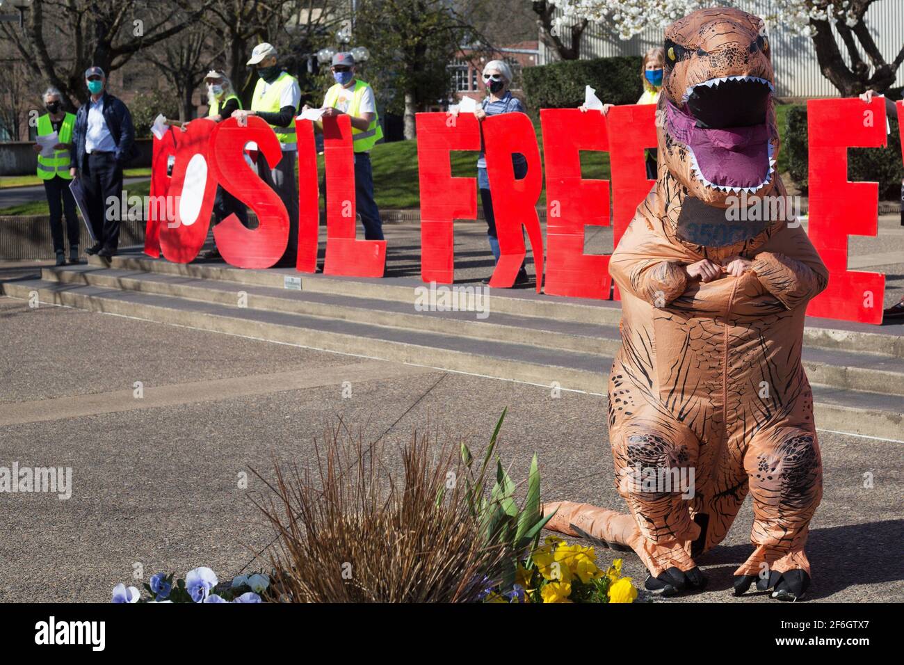 Une manifestation contre le pipeline de pétrole de la ligne 3 des sables bitumineux, à Eugene, en Oregon, aux États-Unis. Banque D'Images