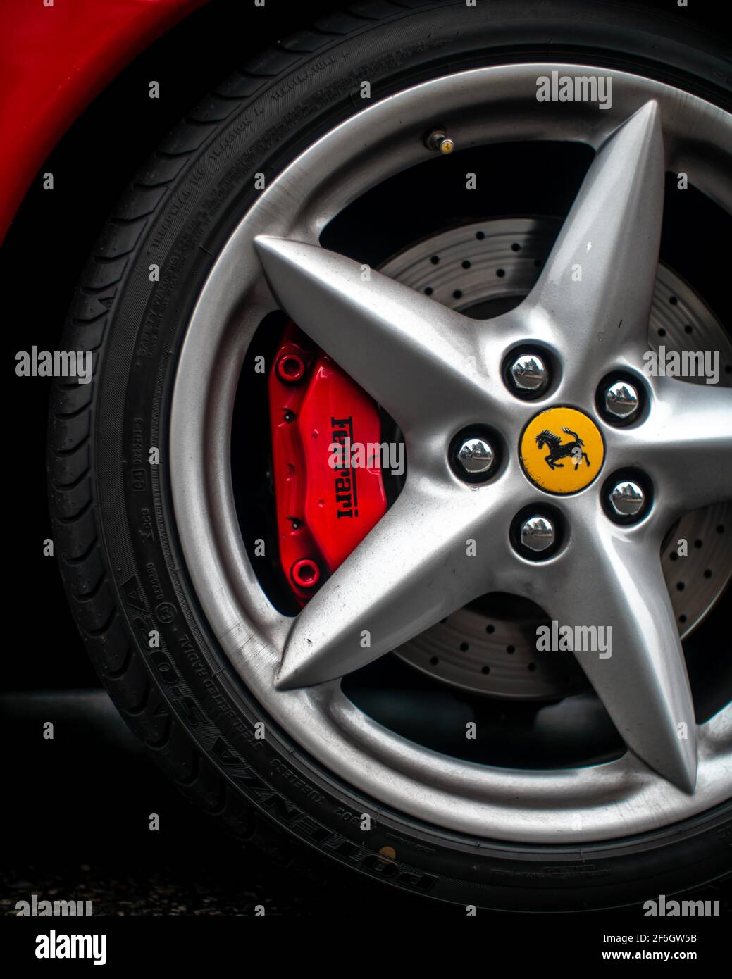 Le logo Ferrari sur l'étrier de roue et de frein de Une Ferrari 360 2001 rouge Modène Spyder Banque D'Images