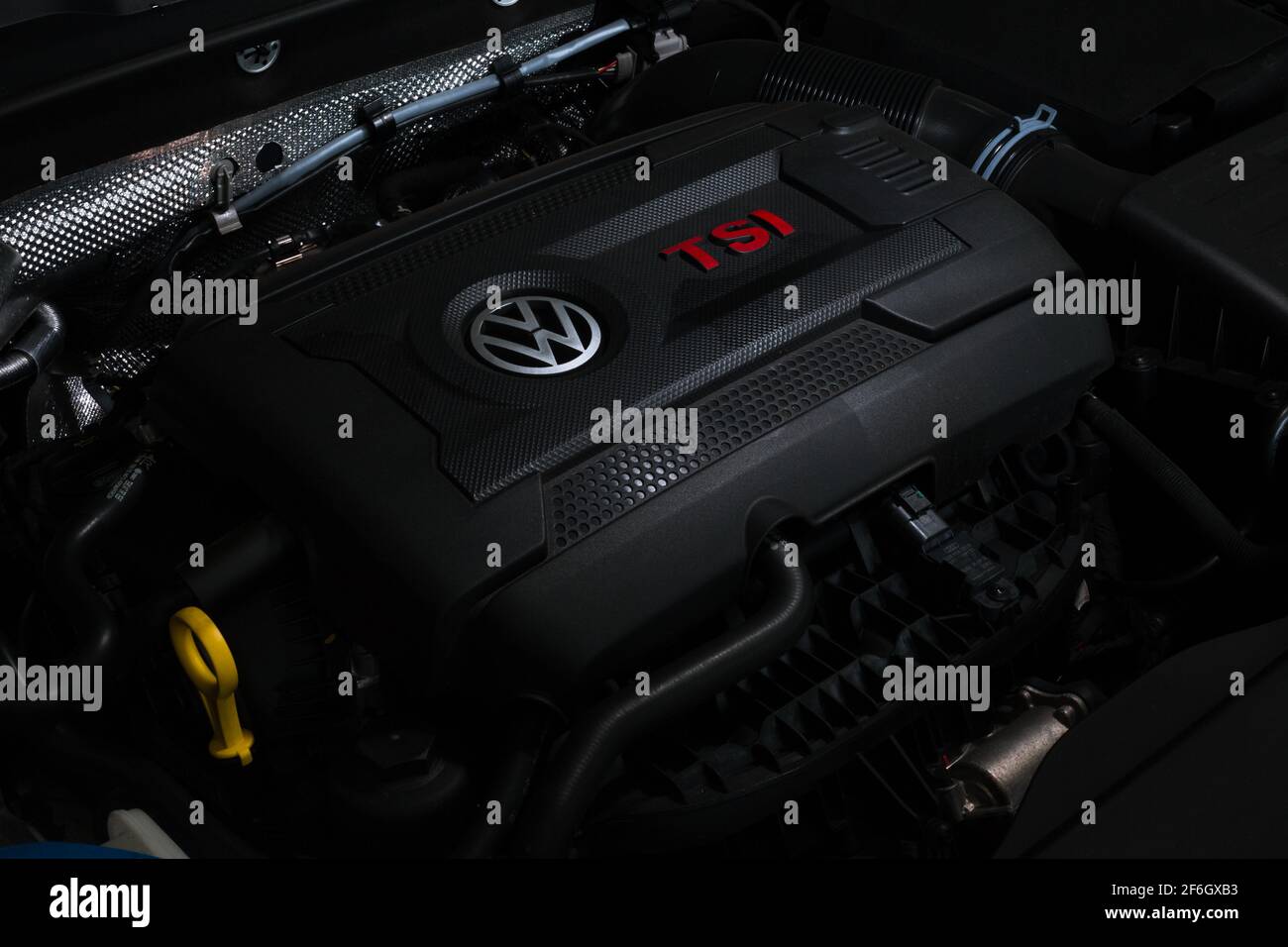Les accents TSI rouges sur le capot moteur d'UN 2016 Volkswagen Golf GTI Clubsport Edition 40 Banque D'Images