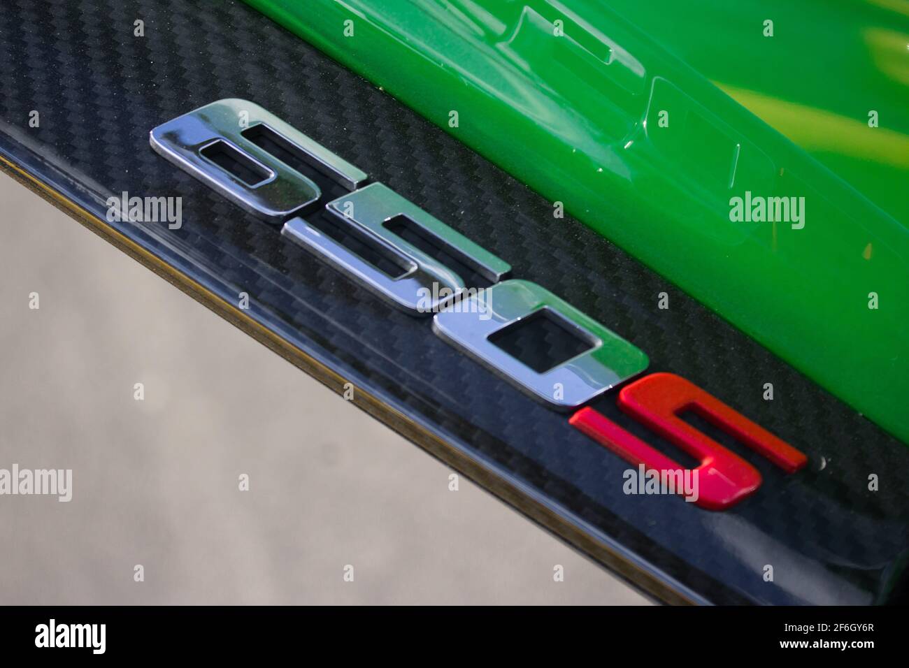 L'autocollant de désignation du modèle sur le seuil de porte en fibre de carbone D'UNE McLaren 650S 2015 à Verde Mantis Banque D'Images