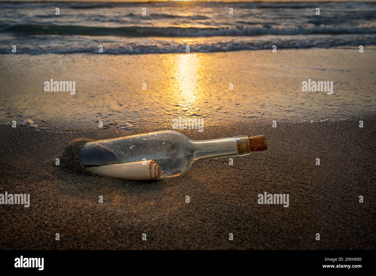États-Unis, Floride, Boca Raton, bouteille en verre avec message à l'intérieur sur la plage au coucher du soleil Banque D'Images