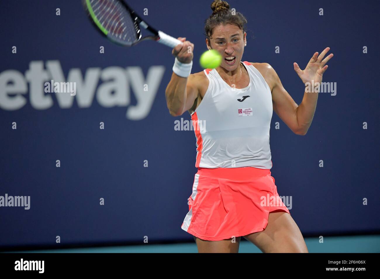 MIAMI GARDENS, FL - MARS 31: (PAS DE VENTE À NEW YORK POST) Bianca Andreescu du Canada bat Sara Sorribes Tormo d'Espagne le jour 10 de l'ouverture de Miami le 31 mars 2021 au Hard Rock Stadium à Miami Gardens, Floride personnes: Sara Sorribes Tormo crédit: Hoo-me / MediaPunch Banque D'Images