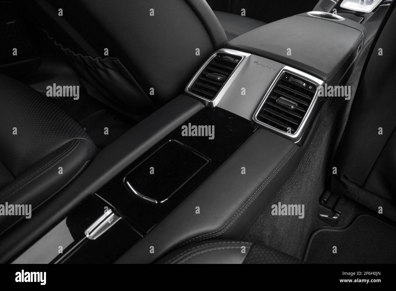 La console centrale arrière avec garnitures en aluminium et le siège du passager arrière Climatisation à l'intérieur de la Porsche Panamera 4 2015 Banque D'Images