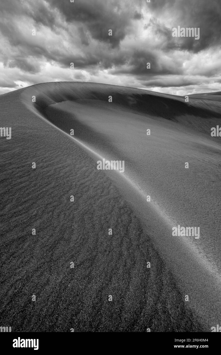 États-Unis, Oregon, nuages spectaculaires au-dessus des dunes de sable Banque D'Images
