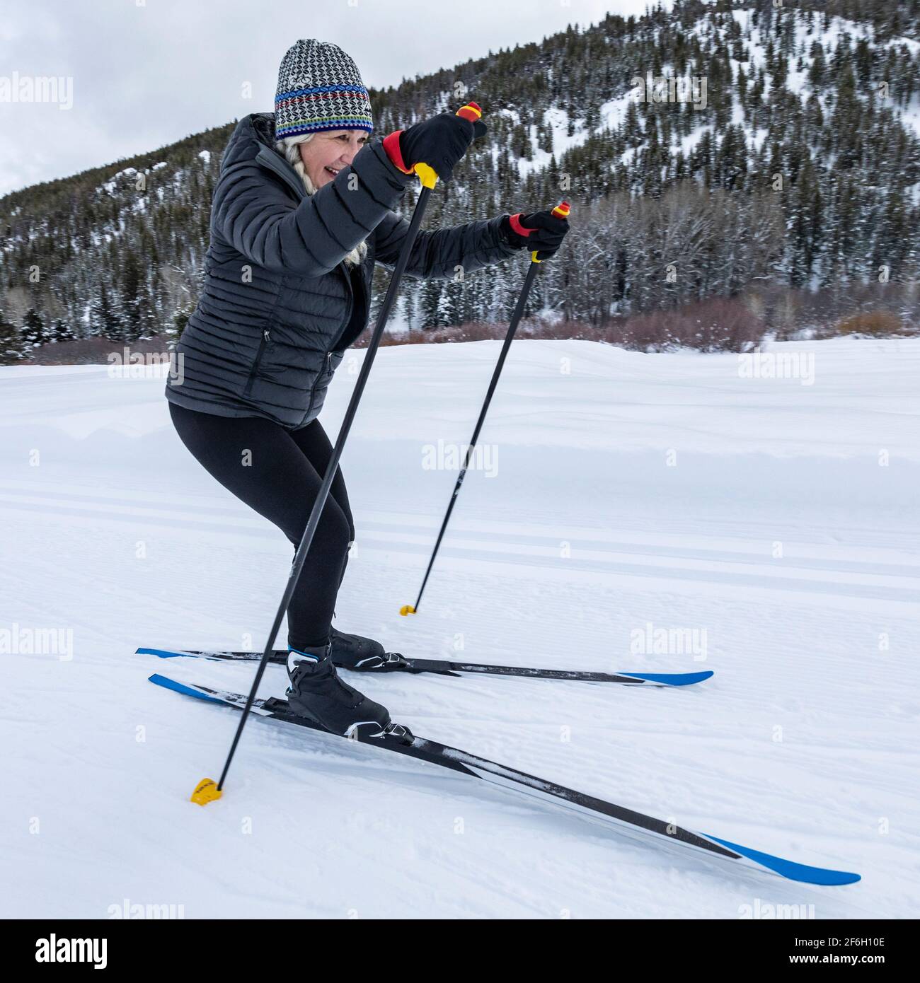 États-Unis, Idaho, Sun Valley, Senior Woman Cross - ski de fond sur des pistes bien entretenues Banque D'Images