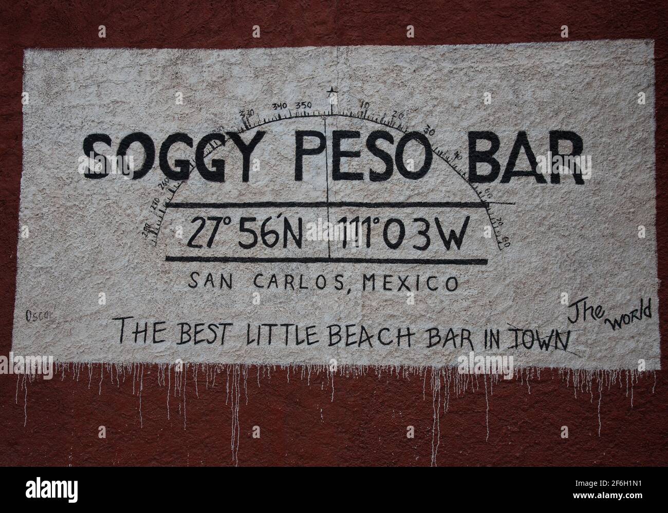 Un panneau pour Soggy Peso Bar, un restaurant de plage populaire et bar sur la plage, Playa Algodones, à San Carlos, Sonora, Mexique. Banque D'Images