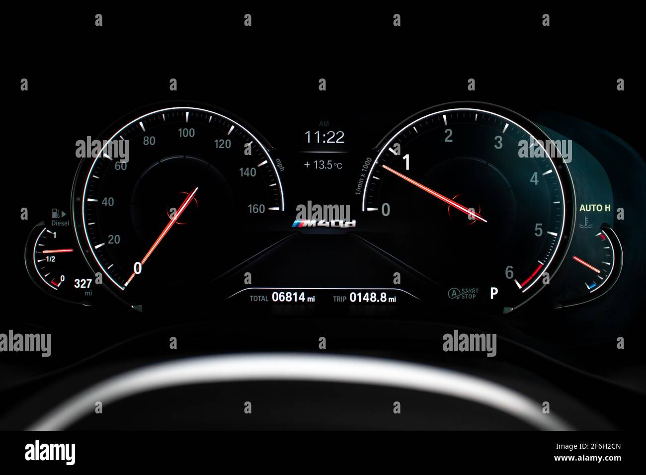 Le tableau de bord numérique d'UNE BMW X3 M40d 2019 avec Indicateur de vitesse numérique et tachymètre numérique M logo Power Banque D'Images