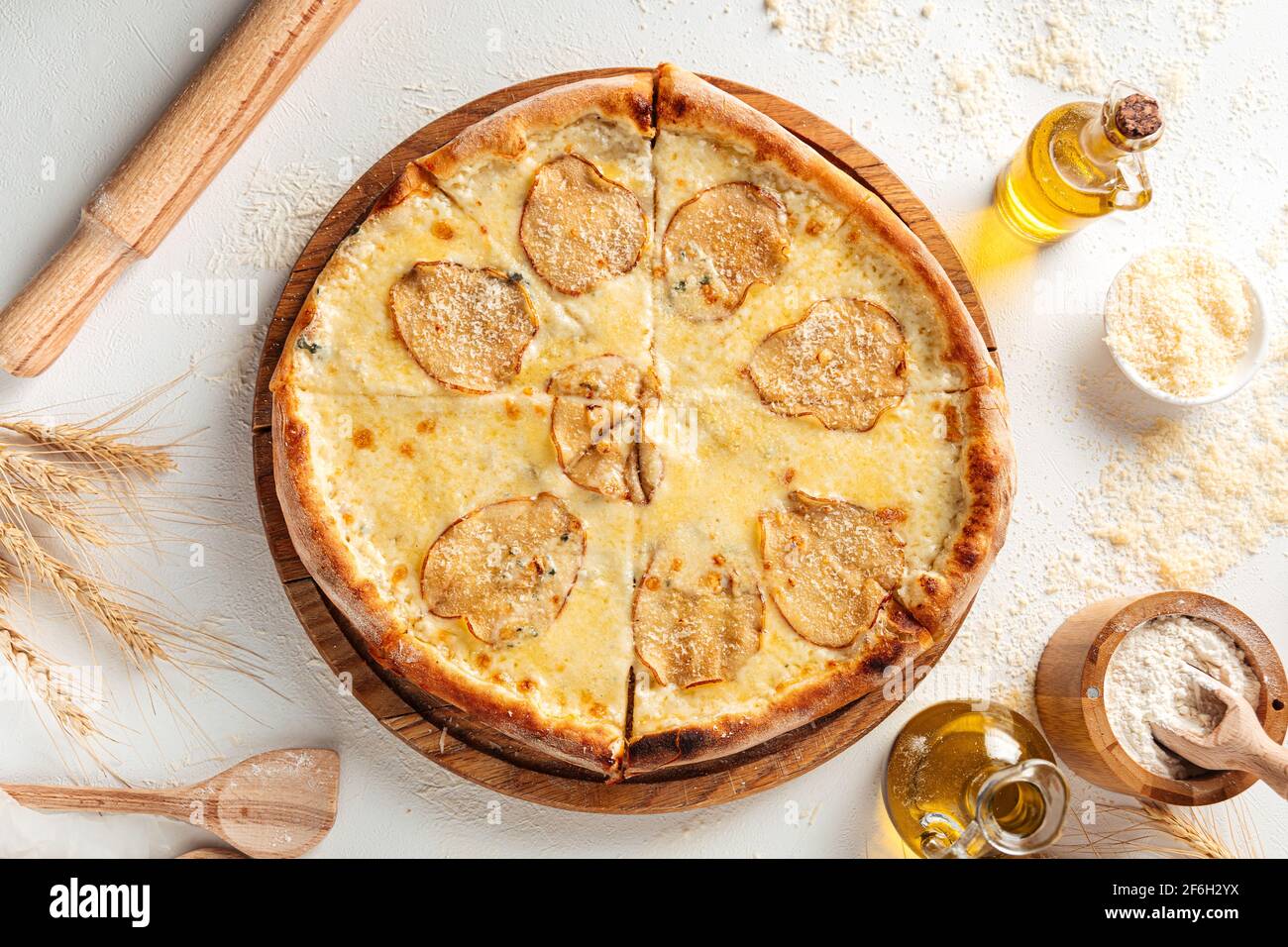 Vue de dessus sur la pizza au fromage dorblu avec des poires Banque D'Images