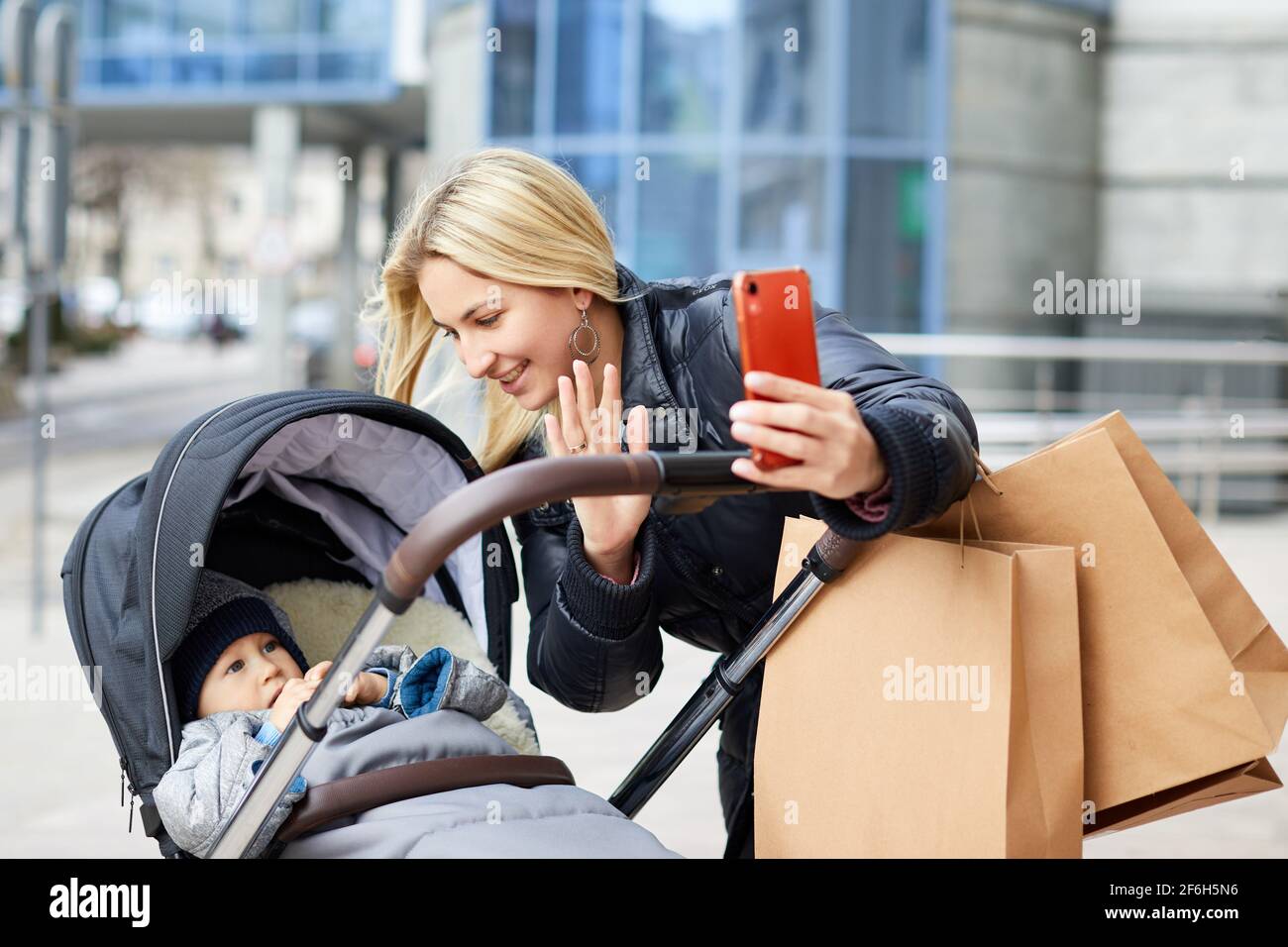 Bonne Mere Parlant Au Telephone Et Marchant Sur Son Bebe Mere Dans Le Monde Des Affaires Avec La Voiture De Bebe Photo Stock Alamy