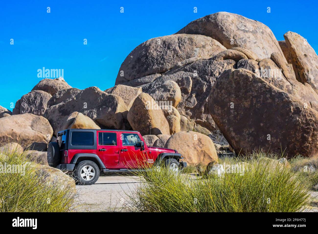 Joshua Tree NP, CA, États-Unis - 21 janvier 2020 : une Jeep Wrangler Unlimited Sports garée le long du parc de la réserve Banque D'Images