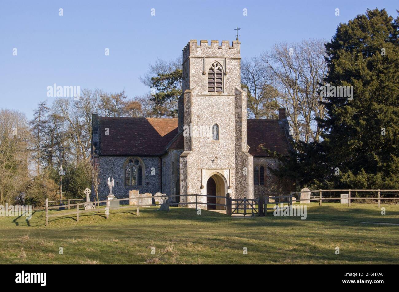 L'église historique de Farleigh Wallop près de Basingstoke, dans le Hampshire, lors d'une journée ensoleillée de printemps. Le village voisin a été détruit dans la guerre civile ainsi Banque D'Images