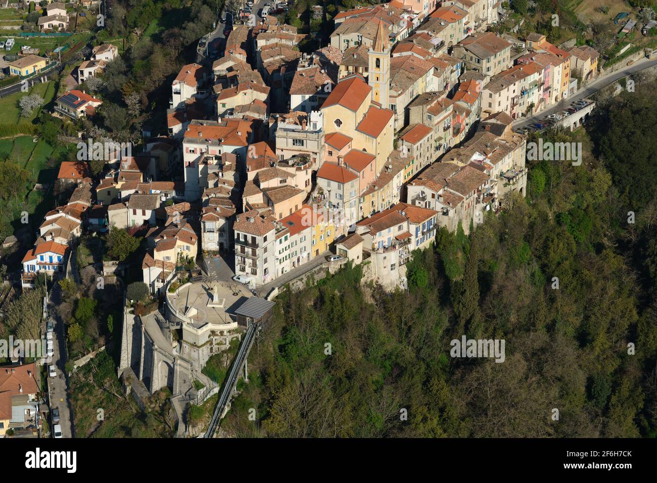 VUE AÉRIENNE.Village médiéval perché sur un éperon rocheux.Contes, Vallée de Paillon, Alpes-Maritimes, France. Banque D'Images