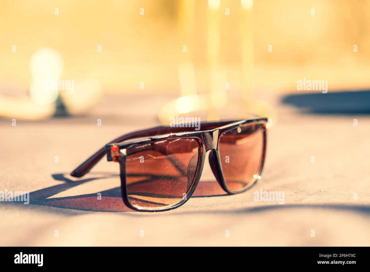 Lunettes de soleil classiques design pour hommes et femmes avec verres bruns et cadre brun Shoot à l'extérieur dans un jour d'été gros plan. Mise au point sélective Banque D'Images