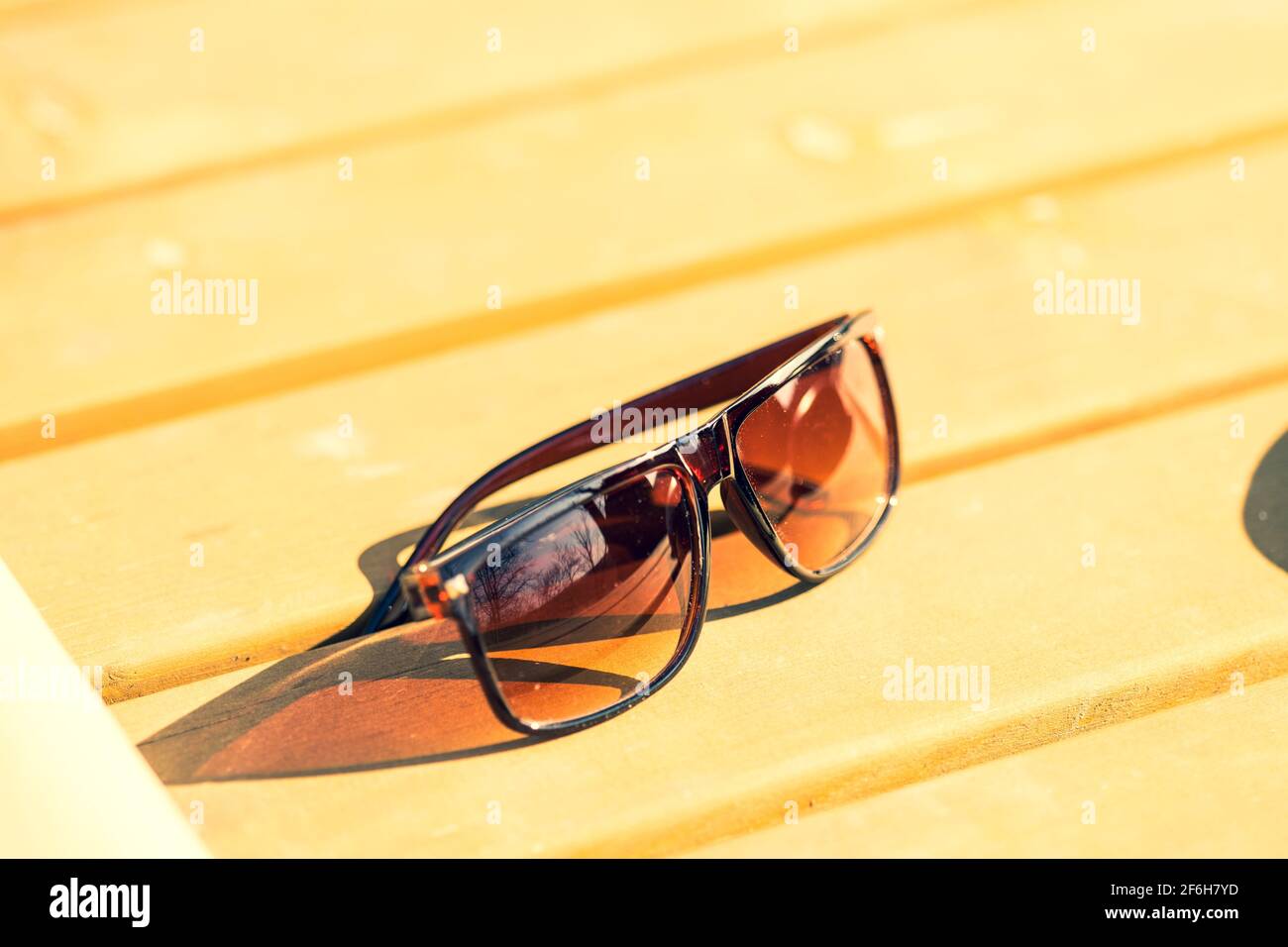 Lunettes de soleil classiques design pour hommes et femmes avec verres bruns et cadre brun Shoot à l'extérieur dans un jour d'été gros plan. Mise au point sélective Banque D'Images