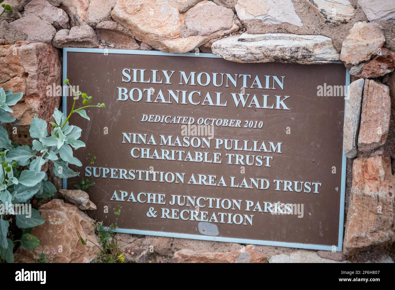 Silly Mountain, AZ, Etats-Unis - 9 mars 2020: Silly Mountain Botanical Walk Marker en pierre Banque D'Images