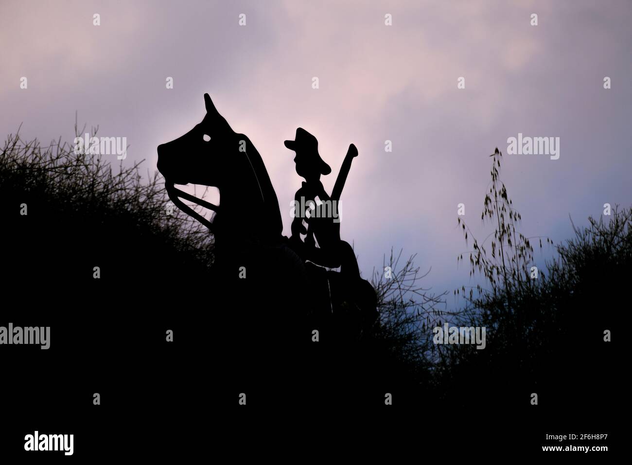 Sculpture métallique représentant un cavaliers de l'Anzac australien et La division montée de la Nouvelle-Zélande qui a participé à la bataille De Mughar Ridge pendant la première Guerre mondiale placé à Marar Ou le parc national de Mrar Hills dans le district sud de Israël Banque D'Images