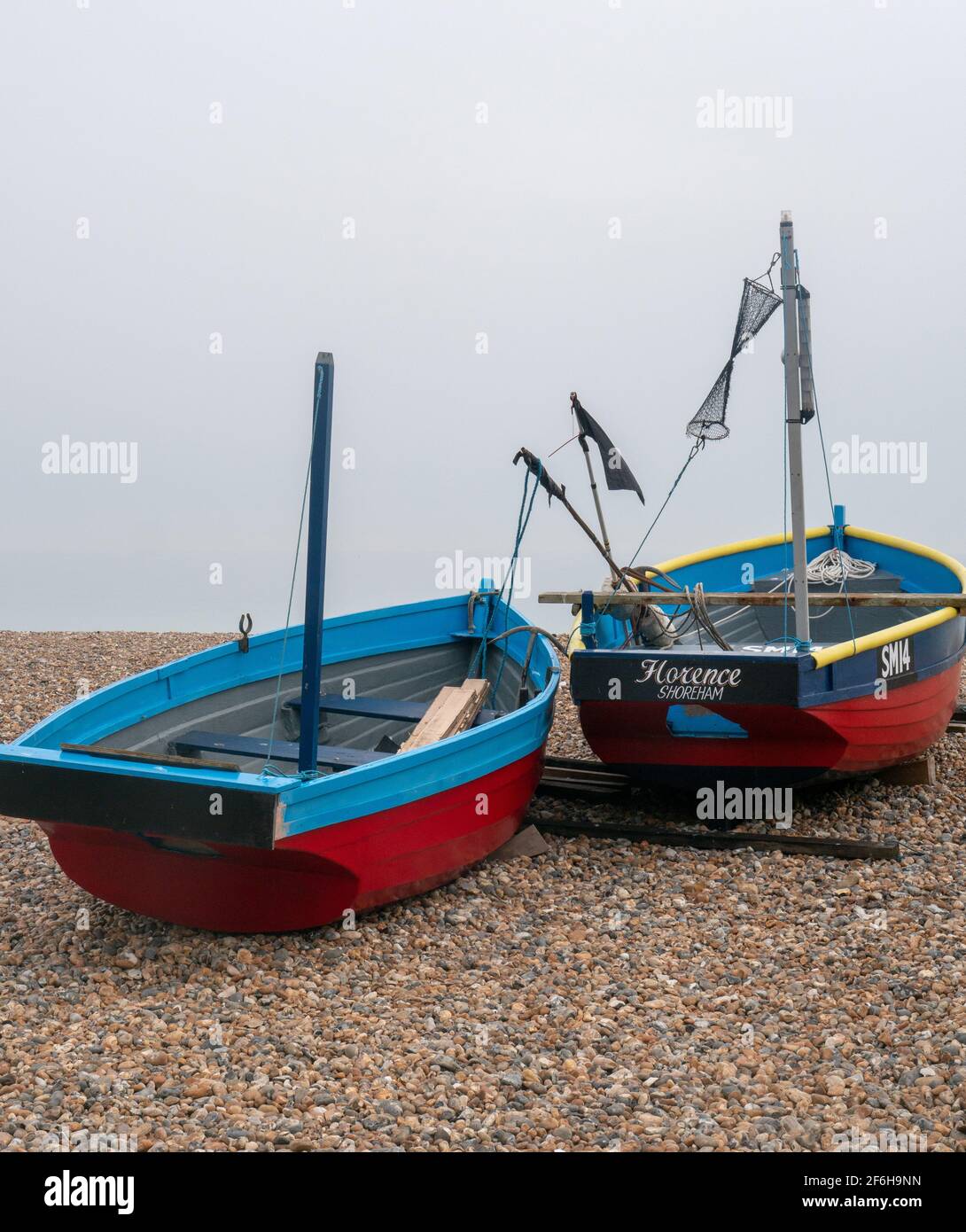 Deux petits bateaux de pêche vus sur une plage de gravier sur la côte sud de l'Angleterre, au Royaume-Uni. Banque D'Images