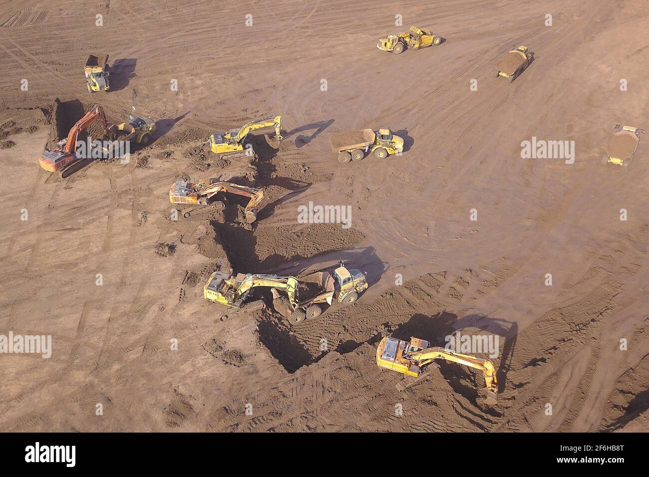 Plusieurs équipements de terrassement sur le nouveau site de développement. Machines de terrassement. Vue de drone sur un nouveau site de construction. Banque D'Images