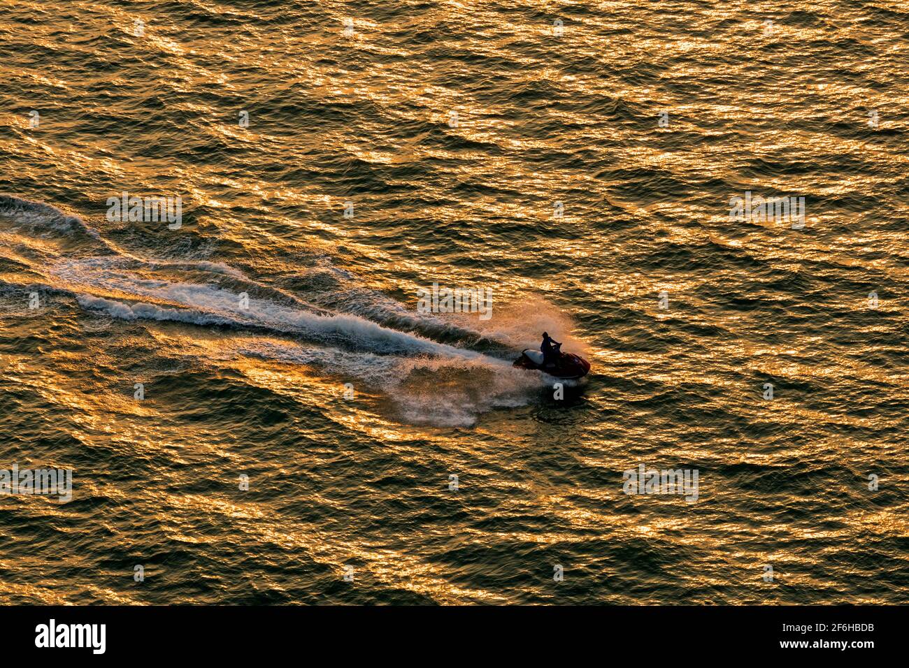 Lone Jetski au coucher du soleil, Pattaya, Thaïlande Banque D'Images