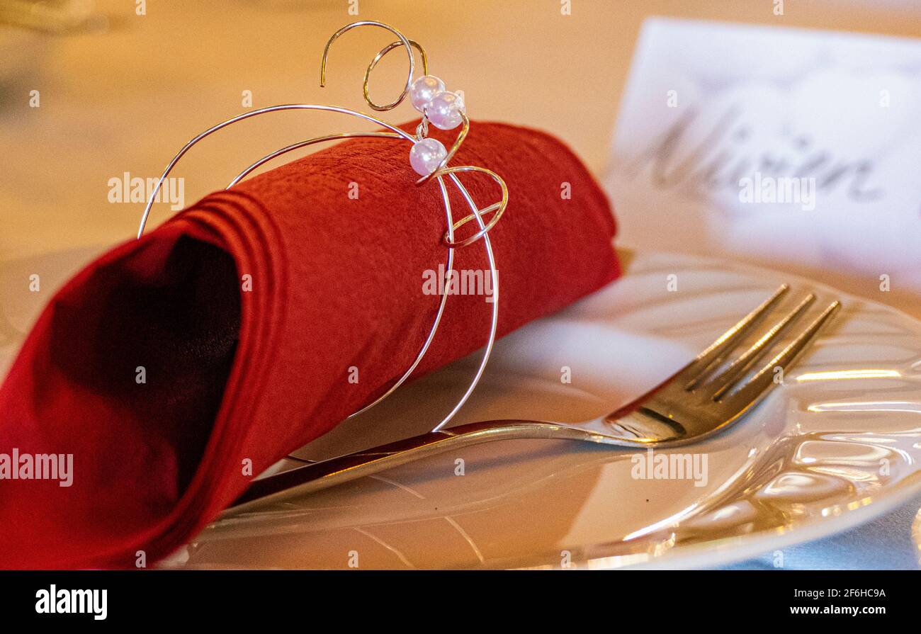 Table Avec Vaisselle Blanche Et Rouleau De Serviette Rouge Sur Une Nappe Blanche Decoration Pour Mariage Ou Anniversaire Espace De Copie Photo Stock Alamy