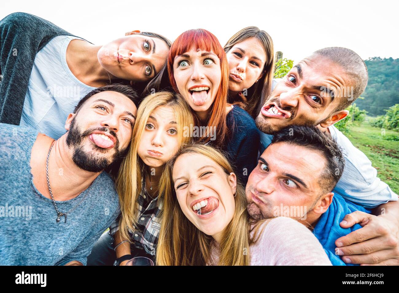 Les meilleurs amis qui prennent un selfie drôle lors d'une excursion pique-nique Langue - concept de style de vie des jeunes avec les jeunes ayant amusez-vous ensemble en plein air Banque D'Images