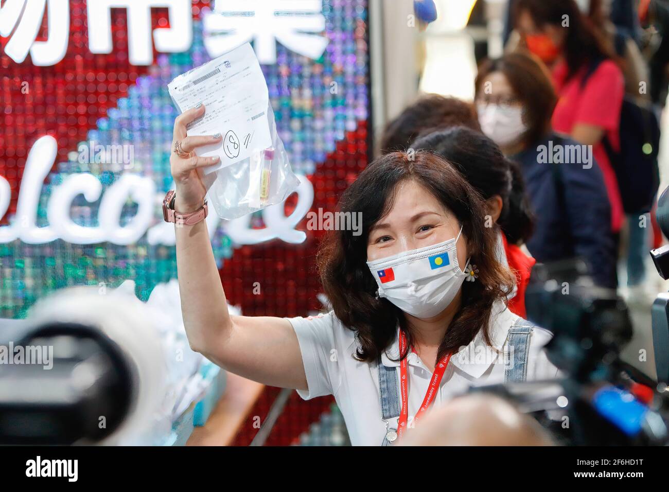 Taoyuan, Taïwan. 1er avril 2021. Un voyageur détient un échantillon pour le premier vol reliant Taïwan aux Palaos alors que Taïwan et Palaos mettent en place un système de bulles de voyage qui exempte les visiteurs de se mettre en quarantaine. Le programme permet aux Taiwanais et aux Palauans de voyager dans chaque pays sans avoir à mettre en quarantaine, mais les rassemblements et les visites dans les zones bondées sont interdits, tandis que l'auto-gestion est obligatoire pendant 9 jours à l'arrivée dans leur pays d'origine. Mais un test COVID est nécessaire avant d'embarquer dans l'avion. Crédit : SOPA Images Limited/Alamy Live News Banque D'Images