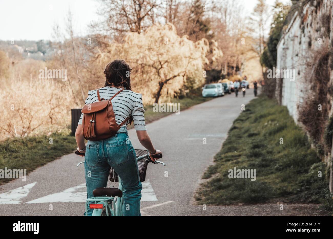 Paris, France 01-04-2021: Une fille porte un sac à dos en cuir tout en faisant du vélo Banque D'Images