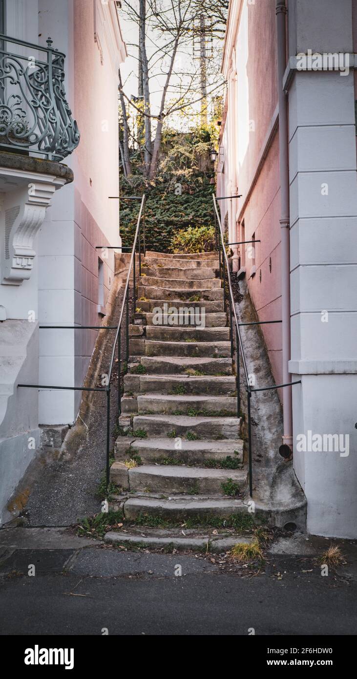 Paris, France 01-04-2021: Escaliers entre deux maisons en face de la rivière Banque D'Images