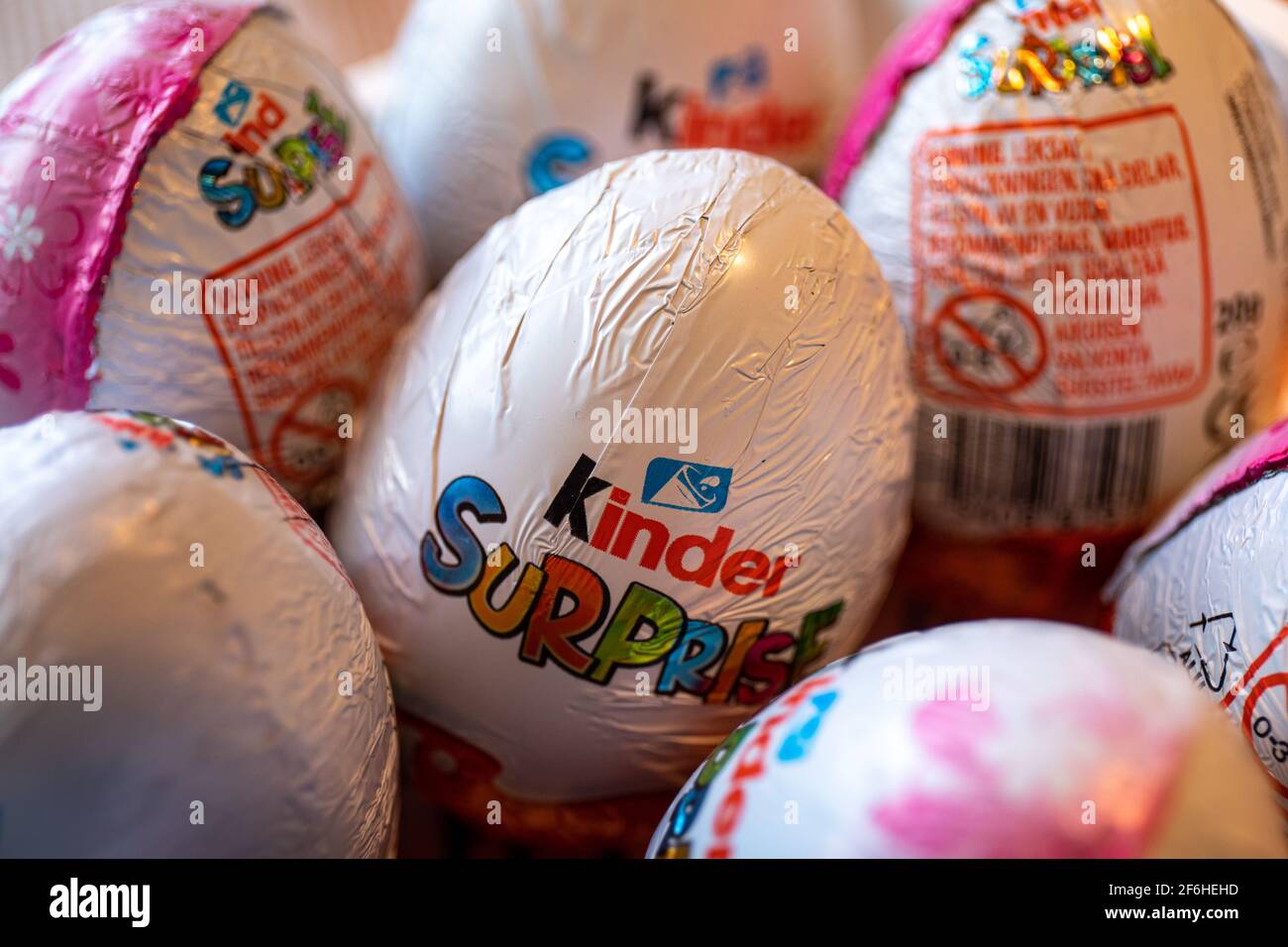 Œufs de chocolat Kinder surprise enveloppés dans du papier d'aluminium coloré Banque D'Images