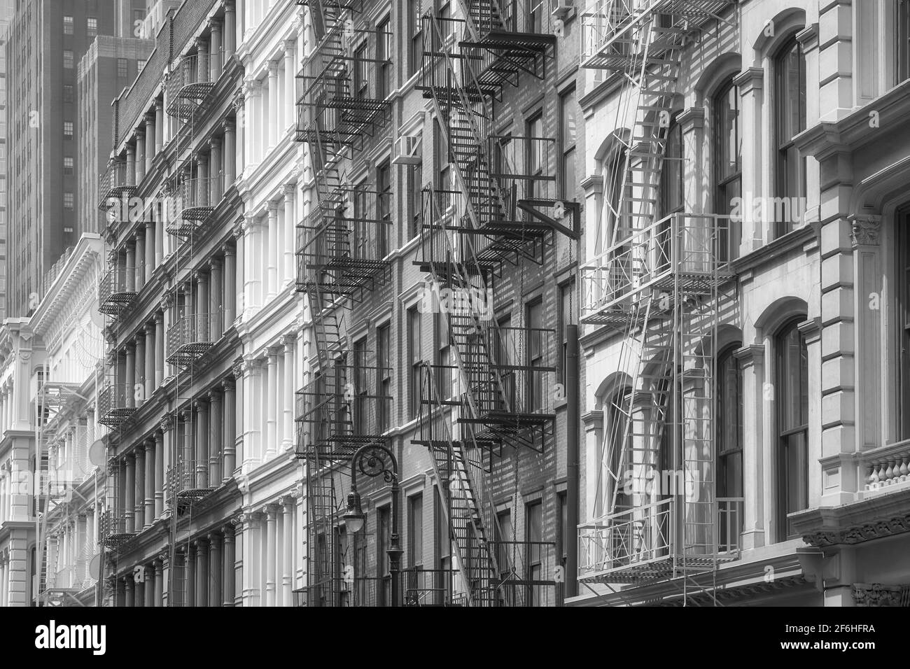 Rangée de vieux bâtiments avec des évasions de feu de fer, photo noir et blanc, New York City, Etats-Unis. Banque D'Images