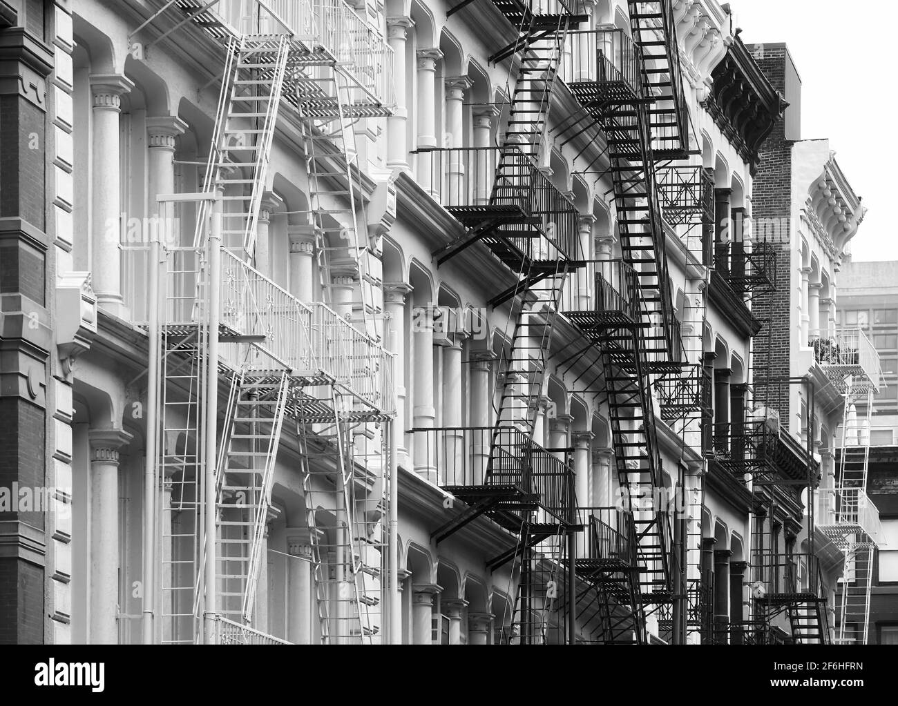 Rangée de vieux bâtiments avec des évasions de feu de fer, photo noir et blanc, New York City, Etats-Unis. Banque D'Images