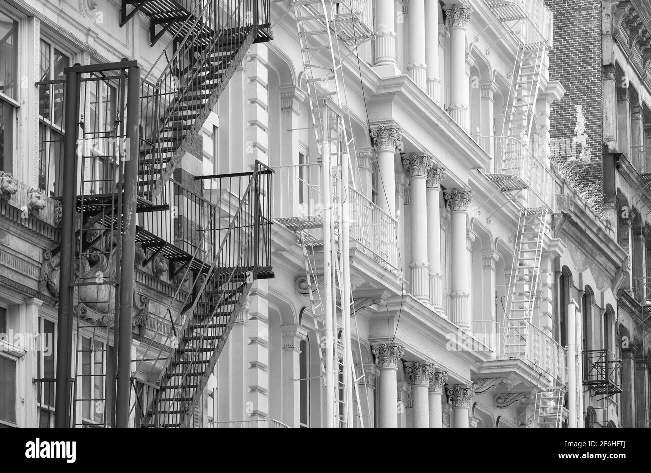 Rangée de vieux bâtiments avec des évasions de feu de fer, photo noir et blanc de New York Cityscape, USA. Banque D'Images