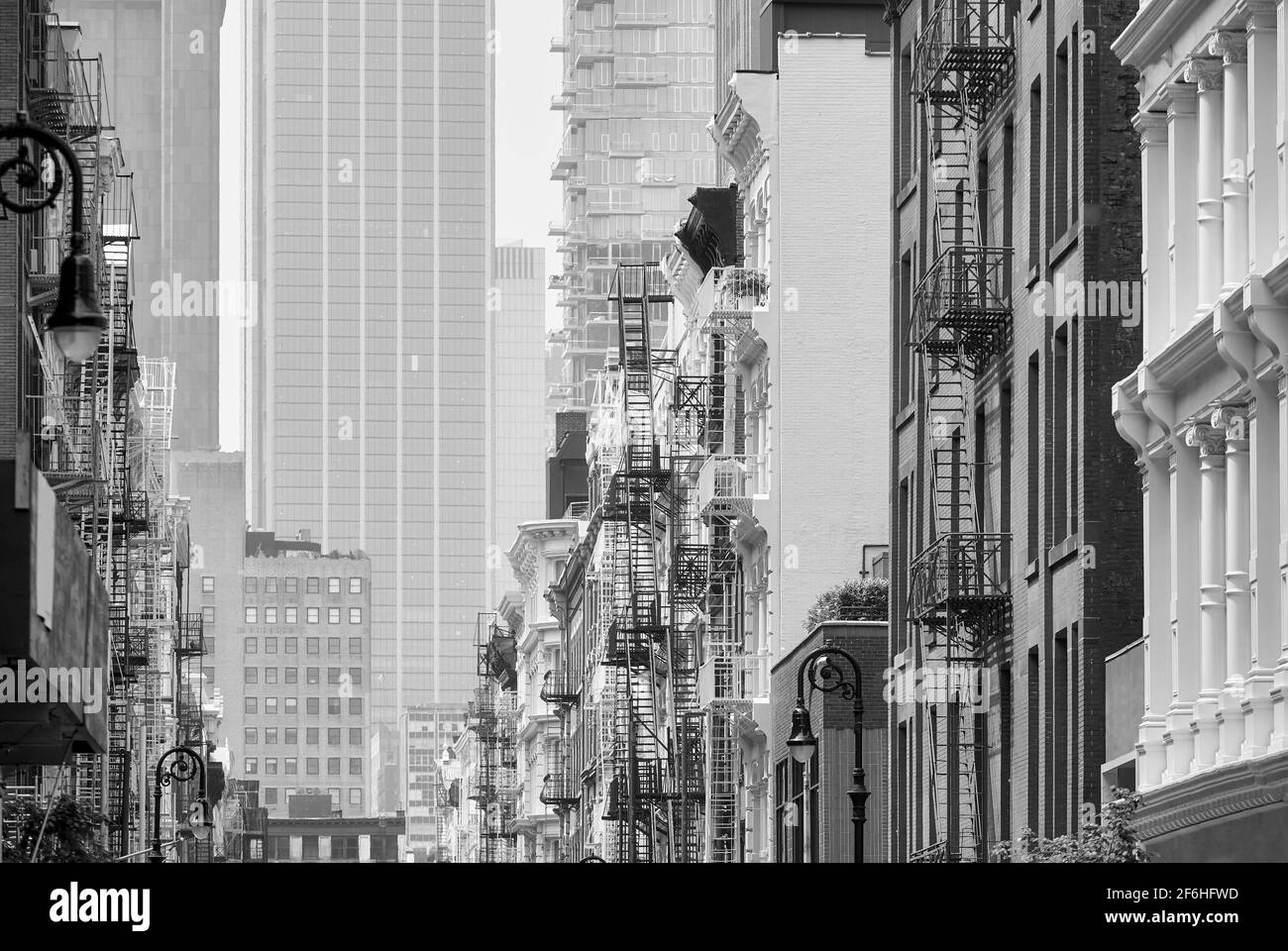 Photo en noir et blanc du paysage urbain de New York avec de vieux bâtiments avec des évasions de feu de fer, États-Unis. Banque D'Images