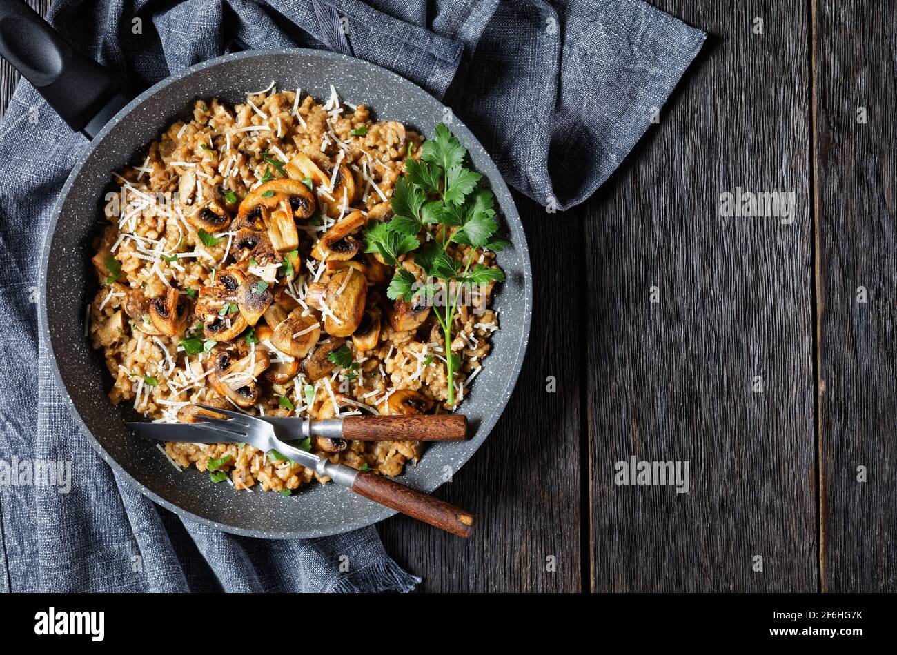 risotto aux champignons crémeux classique parsemé de parmesan râpé dans une casserole, plat, espace libre, cuisine italienne Banque D'Images