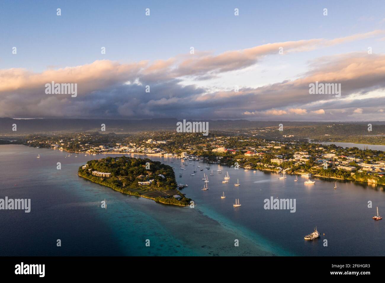 Vue aérienne du coucher de soleil sur la baie de Port Vila et l'île Iririki Resort à Port Vila, capitale du Vanuatu dans l'océan Pacifique Banque D'Images