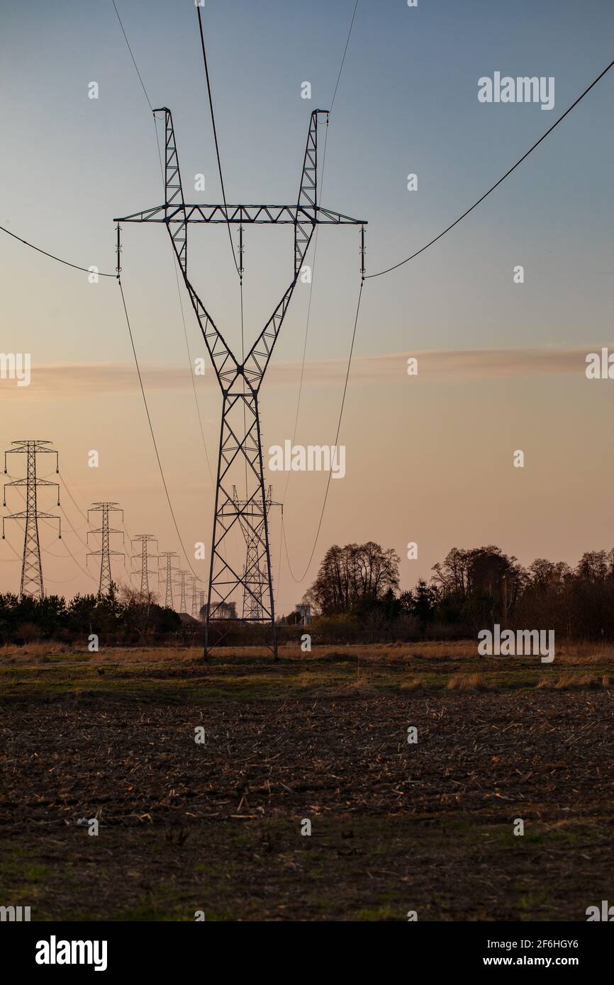 Pylône avec insulatros et lignes, fils. Ligne de transmission haute tension. Banque D'Images