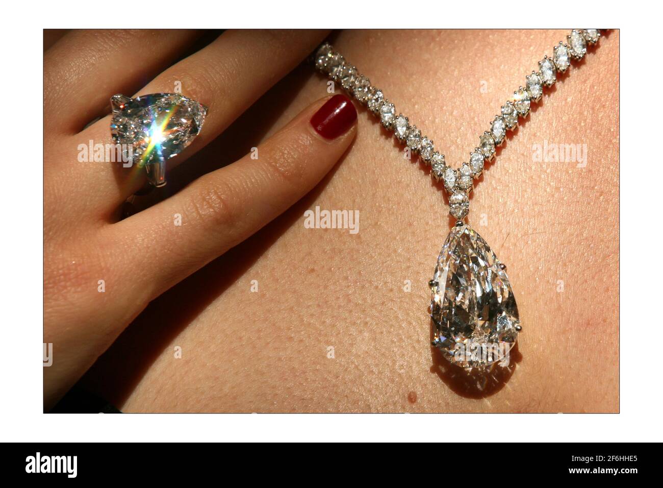 Les joyaux et diamants vintage brillent au Christie's de Londres. Une  sélection de la collection de Christina Onassis sera le point fort. Maria  Varnava de Christie's porte un collier de diamant de