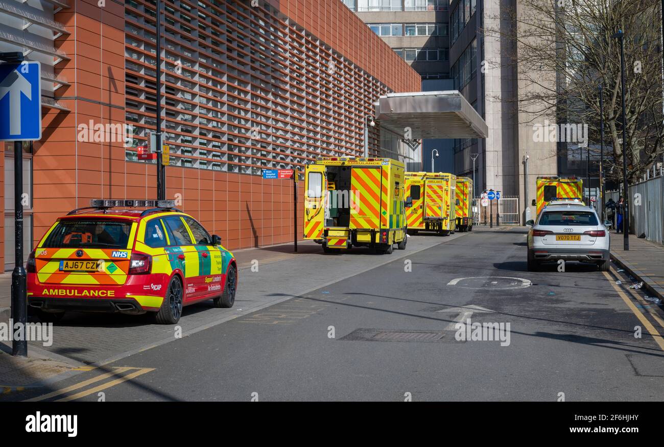 Ambulances d'urgence qui attendent à côté de l'hôpital Royal London, dans l'est de Londres. Banque D'Images