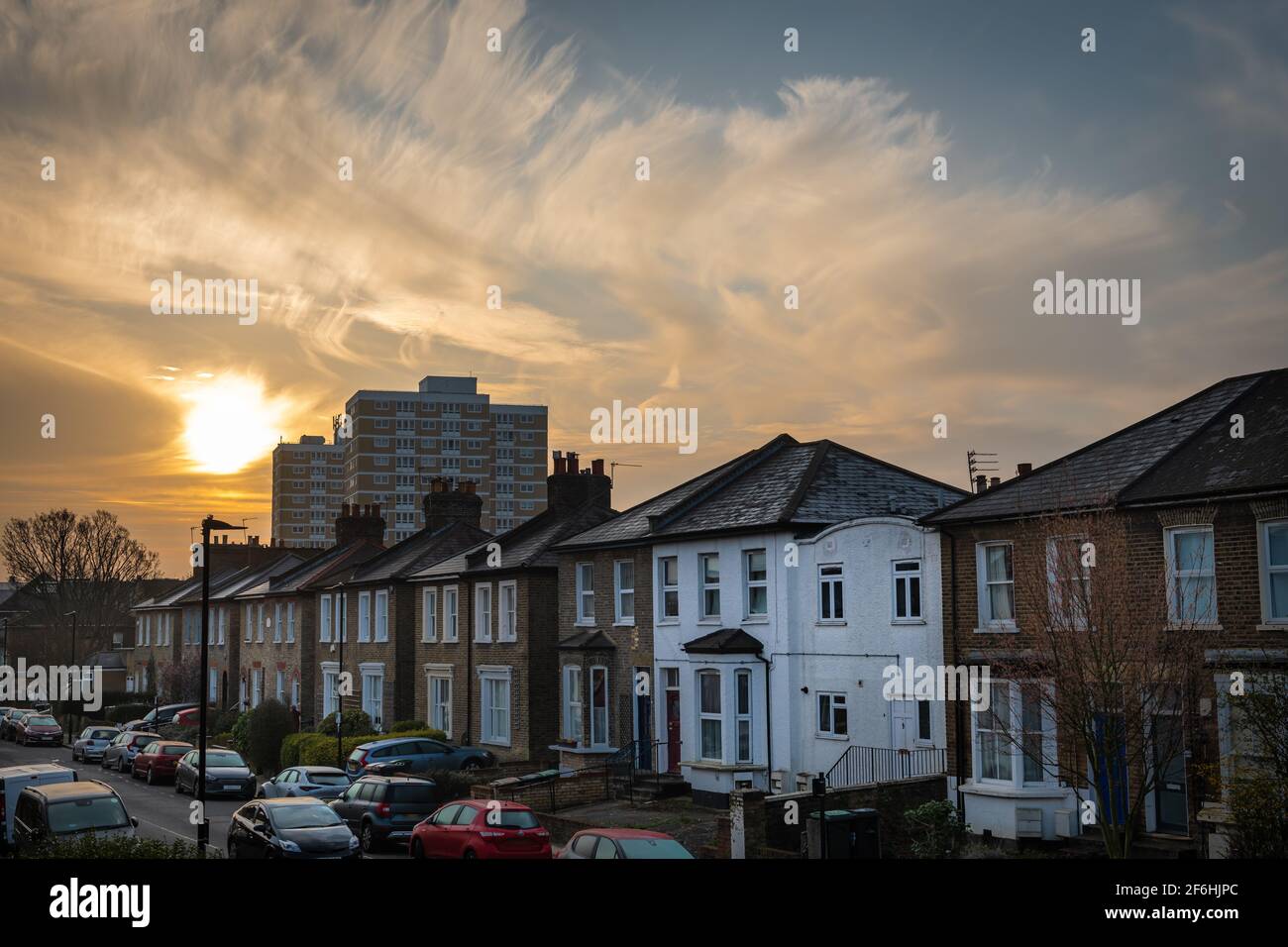 Lever de soleil sur une rue de banlieue à Londres avec des maisons semi-individuelles typique de la Grande-Bretagne de classe moyenne. Banque D'Images