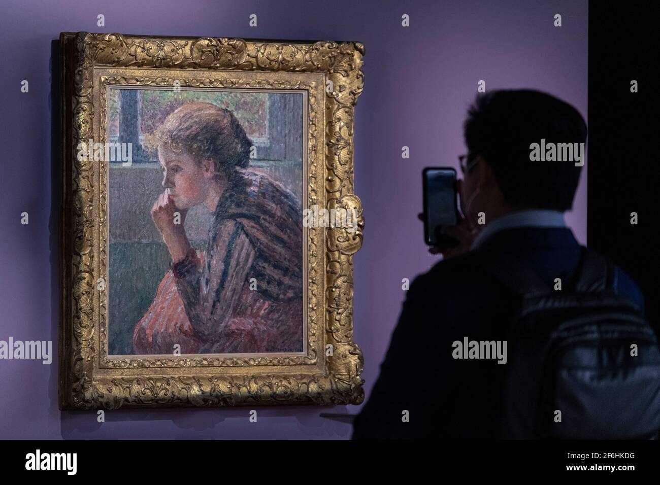 HONG KONG, CHINE : 1er AVRIL 2021. La tête de jeune-fille de profil dite « la Rosa » de Camille Pissarro (en photo) et la femme au Béret mauve de Pablo Picasso sont exposées à la Bonham Gallery de l'Amirauté Hong Kong, avant sa vente à New York en mai 2021. Un prix de $2 millions USD est estimé pour le chef-d'œuvre. Alamy Live News/Jayne Russell Banque D'Images